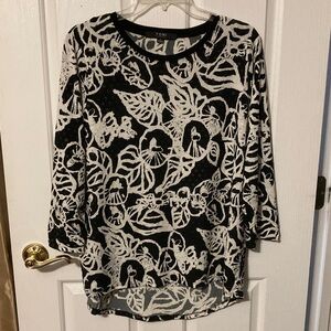 Toni Black & White Floral-Print Long Sleeve Tunic
